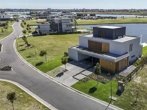 Casa 9 ambientes con 5 baños