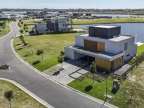 Casa 9 ambientes con 5 baños