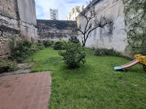 Venta Casa 5 ambientes con fondo y cochera PARA REFACCIONAR - San Cristóbal