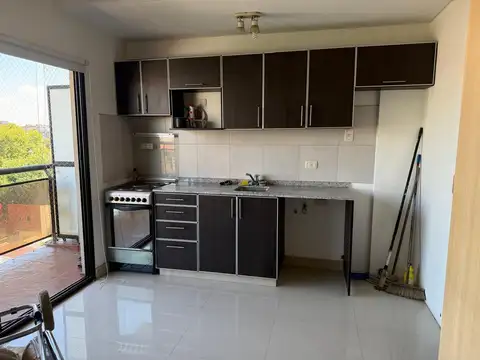 Monoambiente premium con balcón y luz natural en Floresta