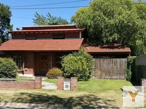 Casa en venta - 4 Dormitorios 2 Baños - Cochera - 487Mts2 - Mar del Tuyú
