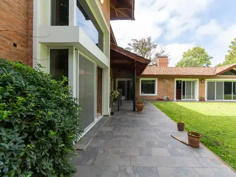 Casa en Venta con 2 cocheras