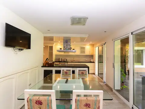 Casa de Categoría en ABRIL CLUB DE CAMPO | 5 ambientes | Lote de 1.000 m² | Piscina y Quincho
