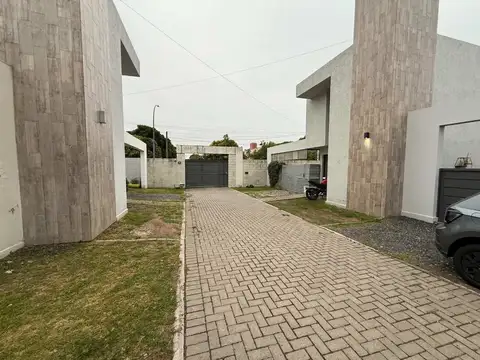Depto Tipo Casa en Venta con 2 cocheras