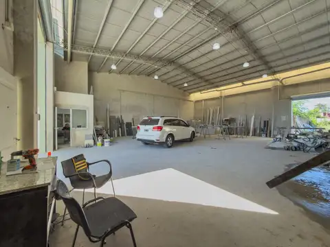 Galpón Venta La Plata con oficina y departamento.