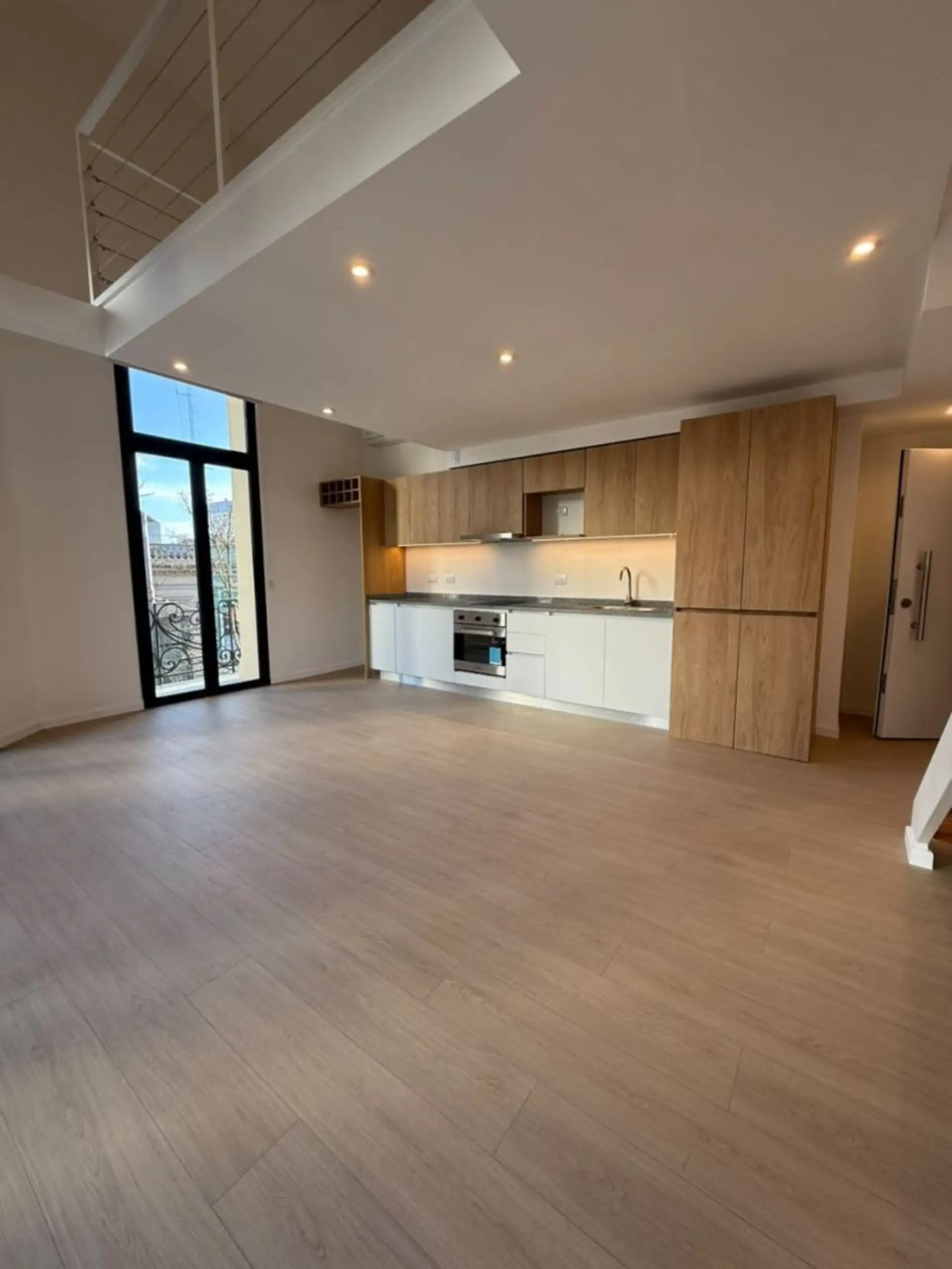 2 AMBIENTES TIPO DÚPLEX RECICLADO A NUEVO CON AMPLIO BALCÓN A LA CALLE - MACROCENTRO