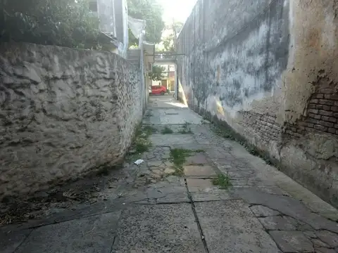 Amplio galpón y casa en frente. Juan Manuel de Rosas 3100