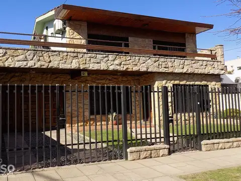 EXCELENTE CHALET 6 AMBIENTES – PARQUE QUIRNO