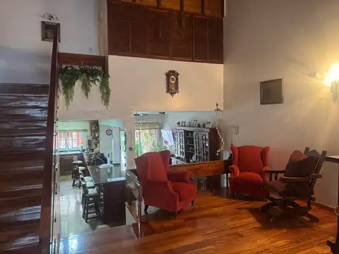 Casa 5 ambientes con 4 baños