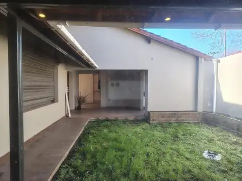 Casa en Alquiler con 2 cocheras