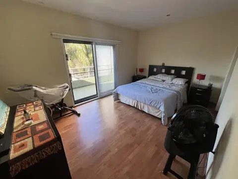 Casa en Alquiler con 2 cocheras
