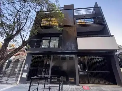 Venta de Monoambente con Patio y Cochera en Banfield.