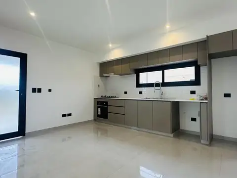Casa 5 Ambientes en Santa Elisa - Pilar del este