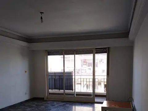 AMPLIO DEPARTAMENTO 3 AMB. CON DEPENDENCIA - CONTRAFRENTE - BALCON