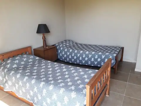 ALQUILER  CASA-4 AMBIENTES CON ARROYO PRIVADO EN LOBOS