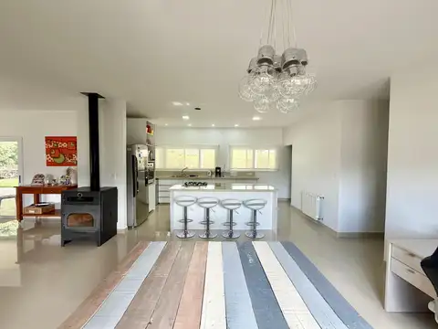 Casa en venta 5 ambientes con cochera, pileta, galeria en COMARCAS DE LUJAN. LUJAN