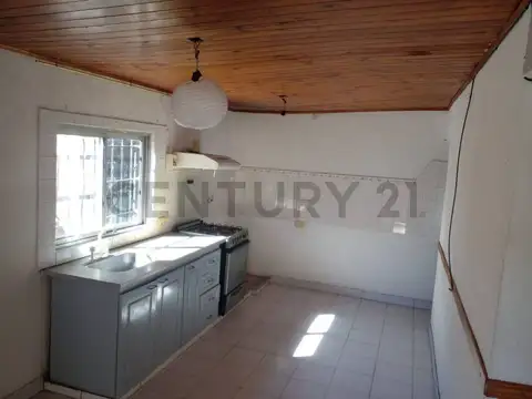 Venta Casa 4 AMBIENTES en Burzaco con patio, garage y lavadero.