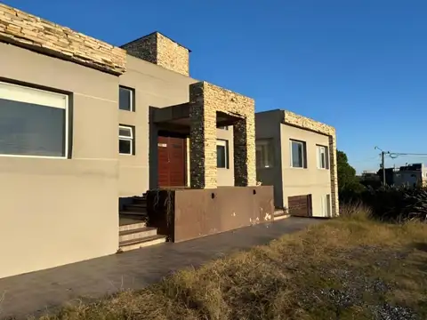 Casa en venta - 5 Dormitorios 3 Baños - Mar Chiquita