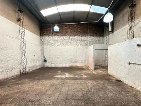 ALQUILER - GALPON 240 m2 - SOBRE AVDA. CROVARA