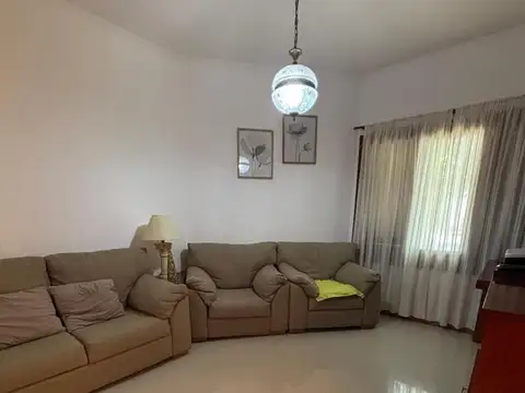 Casa 7 ambientes con 2 baños