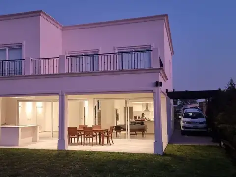 Casa en Venta en Pilar del Este - Santa Elena, USD 380.000