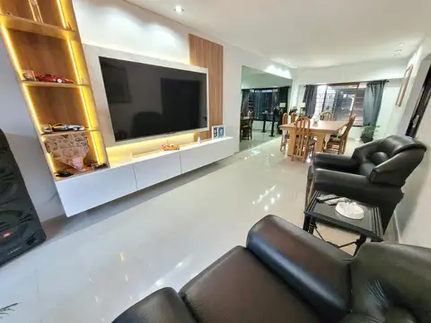 Casa en Venta con 3 cocheras