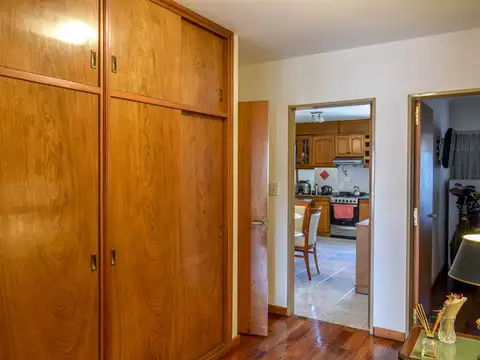 Piso Exclusivo 3 dormictorios con cochera y baulera.  8vo piso.  Excelente calidad y estado.