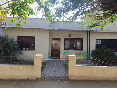 Solida casa sobre lote de 12 x 30 en barrio Don Bosco!