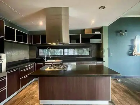 Casa 6 ambientes con 4 baños