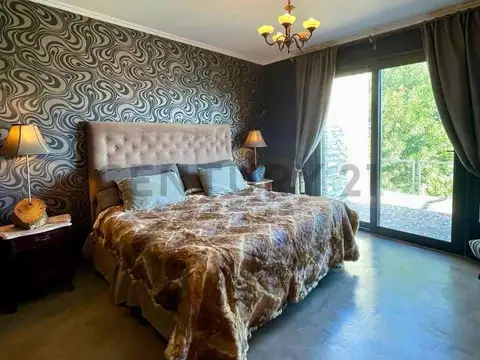 Casa en Venta con 4 cocheras