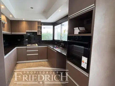 Casa en Alquiler con 5 cocheras