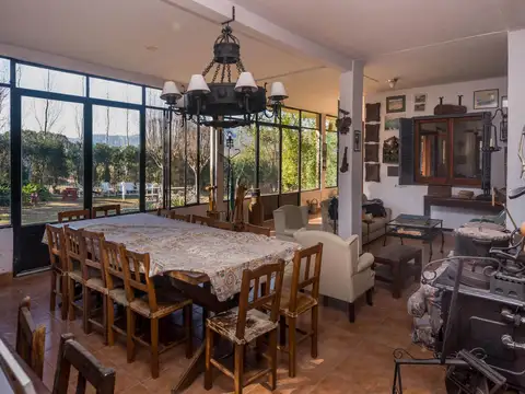 Casa 8 ambientes con 5 baños
