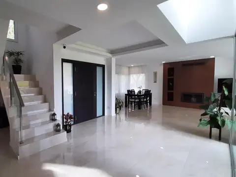 Casa en Venta con 2 cocheras