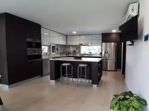 Casa 6 ambientes con 5 baños