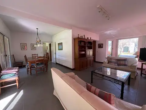 Casa en Alquiler con 6 cocheras