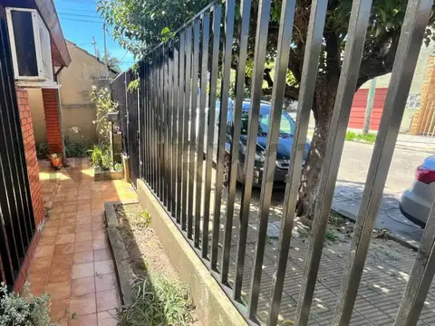 Casa de 3 ambientes con patio y parrilla en Barrio La Tablada
