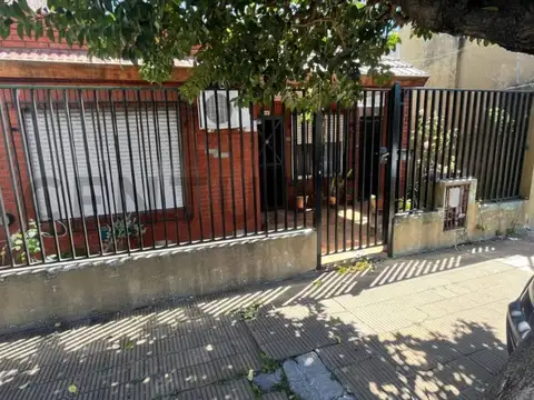 Casa de 3 ambientes con patio y parrilla en Barrio La Tablada