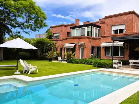 Casa en Las Lomas calle cortada con vigilancia