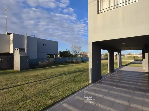 Casa en Alquiler con 2 cocheras