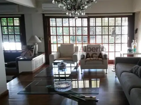 Casa 5 ambientes con 4 baños