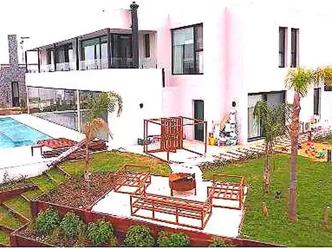 CASA VENTA MUELLES PUERTOS 4 DORMITORIOS  PILETA GALERIA  A LAGUNA CENTRAL PARRILLA