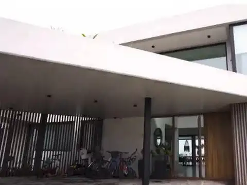 Casa en Venta con 3 cocheras