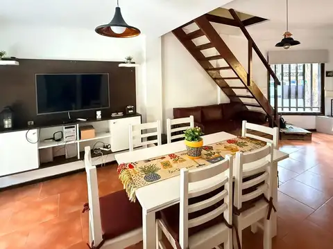 ¡Impecable triplex con cochera, patio, parrilla y gas nat!