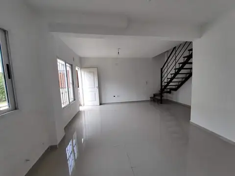 Casa 4 ambientes con 2 baños
