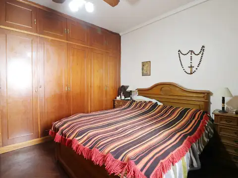 CASA CON COCHERA, TERRAZA Y PATIO 3 AMBIENTES!
