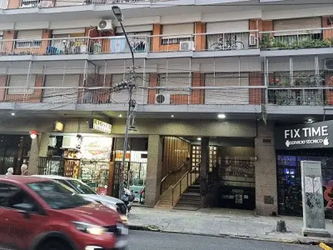 Excelente Dpto. 2 amb. 6° piso F sobre Calle Corrientes a mts. de Av. Maipu y Estación Mitre. 