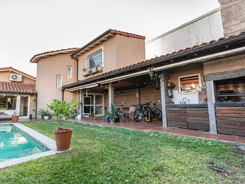 Venta chalet 4 ambientes con jardín y piscina en Haedo.