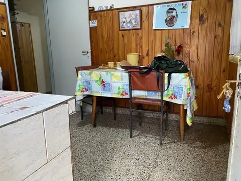 Casa 7 ambientes con 2 baños