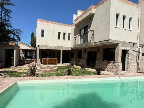 Casa 9 ambientes con 3 baños