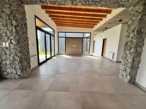 Casa 4 ambientes con 3 baños